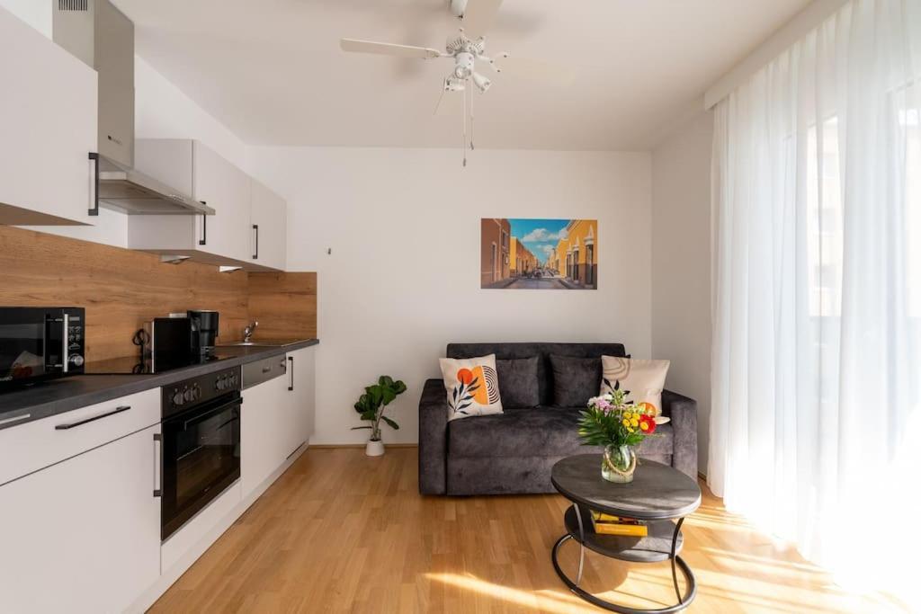 Sunny 1Br Home With Balcony By Hm Vienna Esterno foto