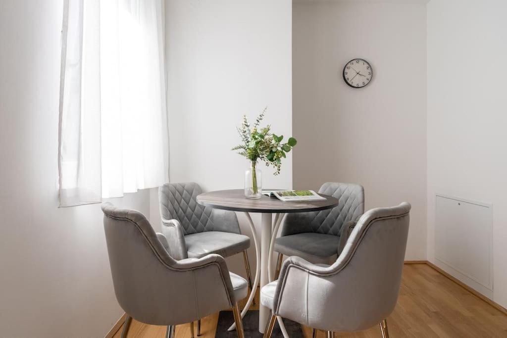 Sunny 1Br Home With Balcony By Hm Vienna Esterno foto