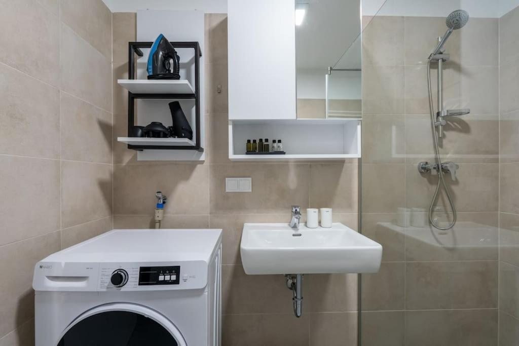 Sunny 1Br Home With Balcony By Hm Vienna Esterno foto