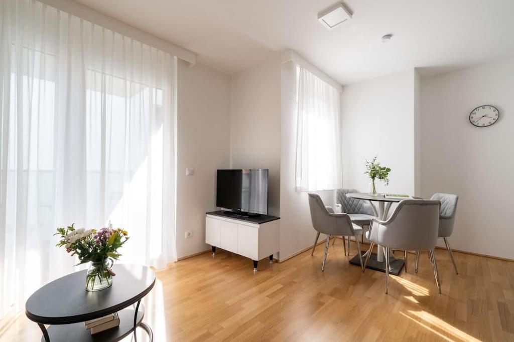 Sunny 1Br Home With Balcony By Hm Vienna Esterno foto