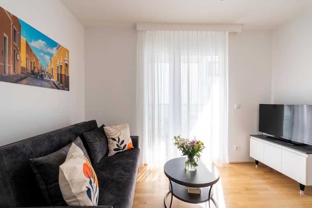 Sunny 1Br Home With Balcony By Hm Vienna Esterno foto