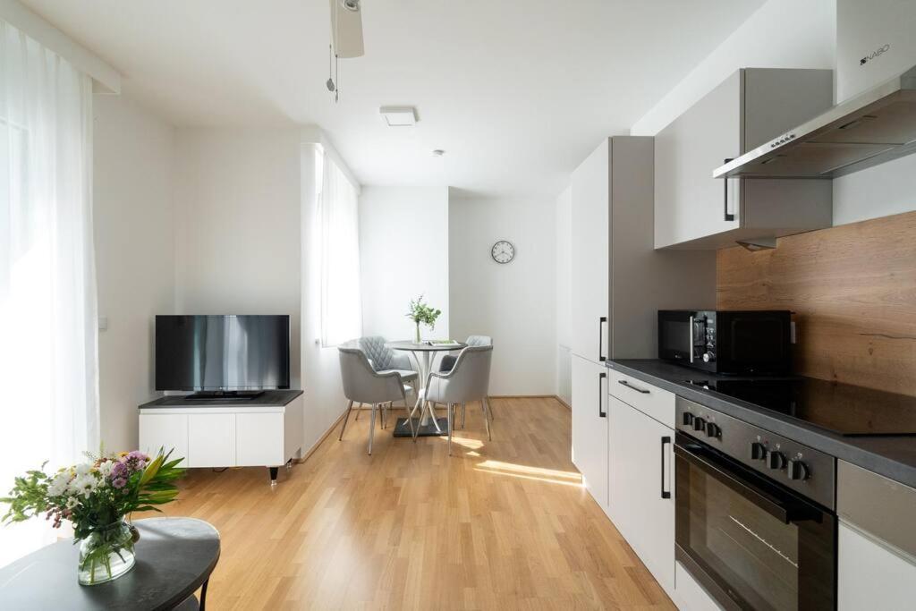 Sunny 1Br Home With Balcony By Hm Vienna Esterno foto