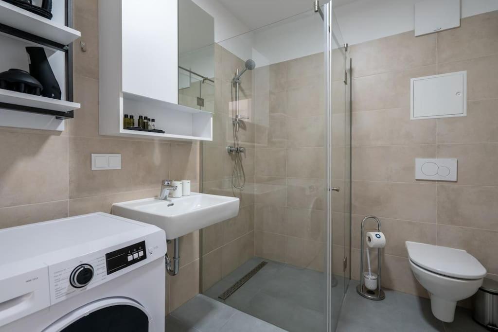 Sunny 1Br Home With Balcony By Hm Vienna Esterno foto